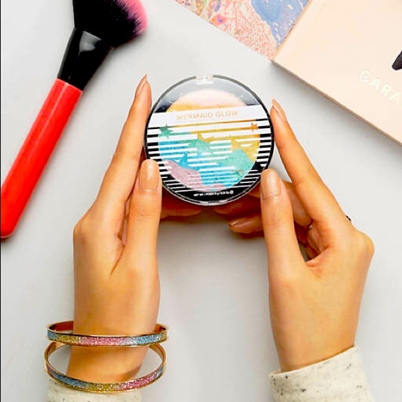 Lottie London Mermaid Glow Rainbow Highlighter - Picture 5 of 9